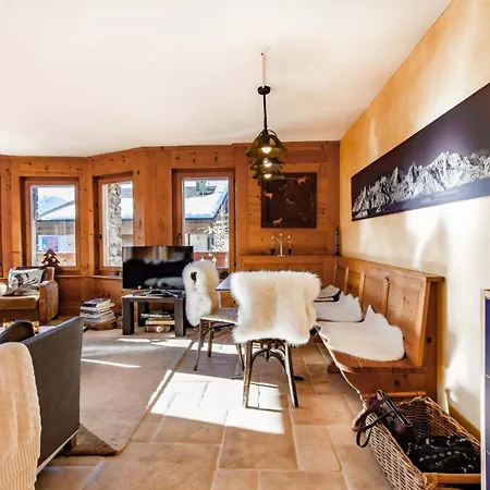 Spacious 2 Bedroom Close To The Sports Centre شقة *